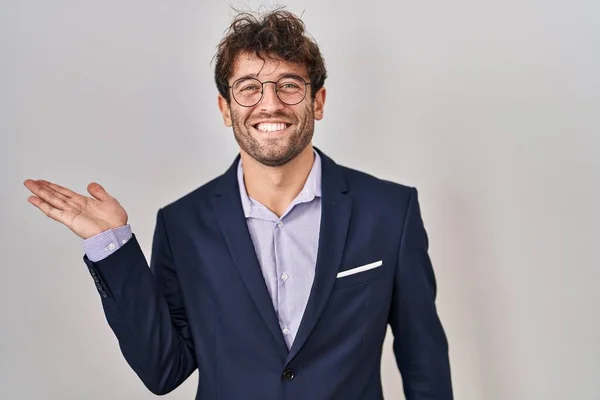 Spanyol Adamı Gözlüklü Neşeli Bir Şekilde Gülümseyen Eli Avucunda Kameraya — Stok fotoğraf