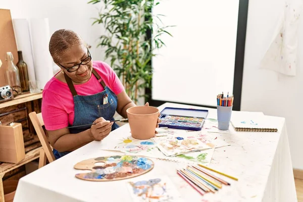 Старшая Африканская Американка Улыбается Уверенно Рисуя Глиняную Керамику Художественной Студии — стоковое фото