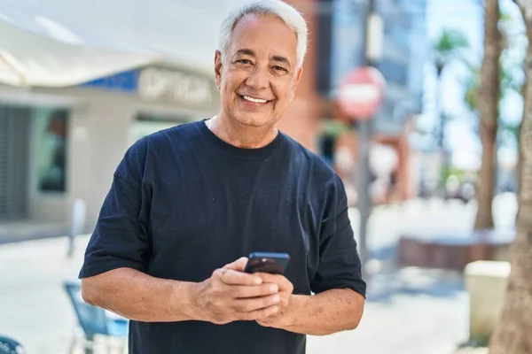 Hombre Pelo Gris Mediana Edad Sonriendo Confiado Usando Teléfono Inteligente —  Fotos de Stock