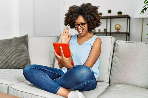 Jovem Afro Americana Sorrindo Confiante Usando Touchpad Casa — Fotografia de Stock