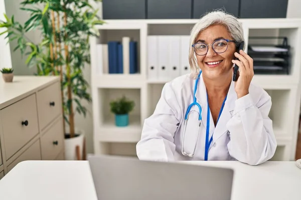 Medelålders Kvinna Bär Läkare Uniform Talar Smartphone Kliniken — Stockfoto