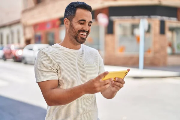 Ung Latinamerikansk Man Ler Säker Titta Video Smartphone Gatan — Stockfoto