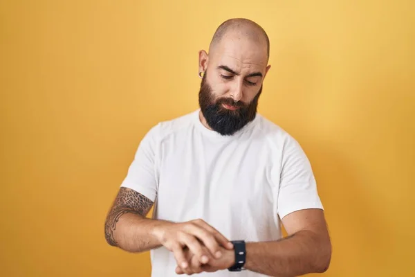 Young Hispanic Man Beard Tattoos Standing Yellow Background Checking Time — Foto Stock