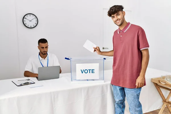 Mladý Hispánský Volič Šťastně Usmívá Dává Hlasy Volebního Urny Volebním — Stock fotografie