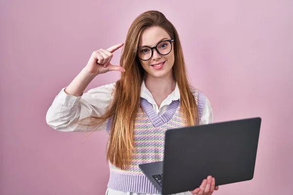 Young Caucasian Woman Working Using Computer Laptop Smiling Confident Gesturing — Zdjęcie stockowe