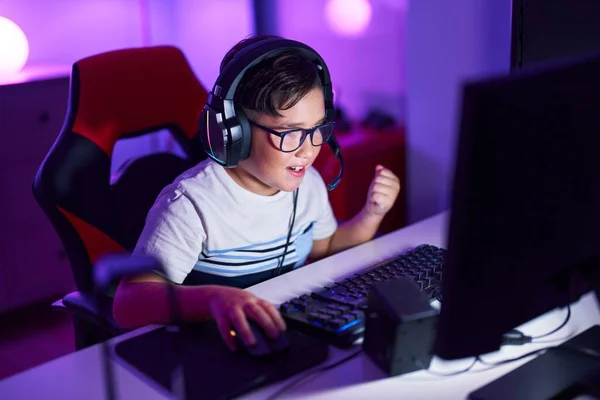 Schattige Latijns Amerikaanse Jongen Streamer Spelen Van Video Game Met — Stockfoto