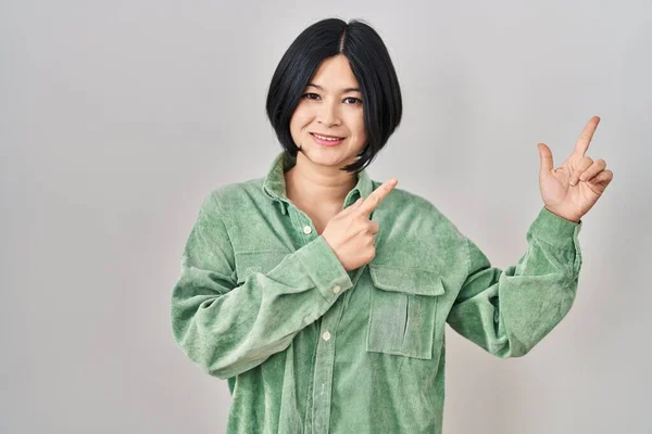 Young Asian Woman Standing White Background Smiling Looking Camera Pointing — Stock Photo, Image