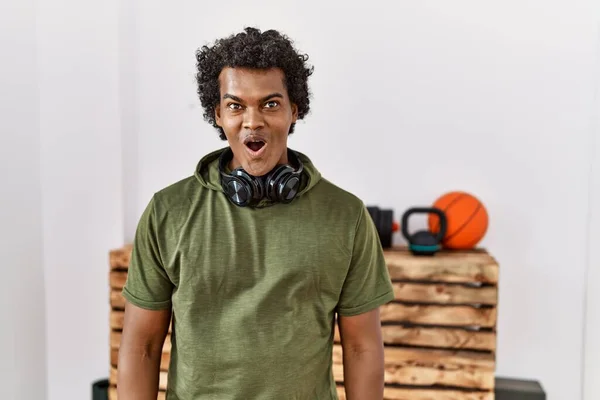 African Man Curly Hair Wearing Sportswear Gym Afraid Shocked Surprise — Stockfoto