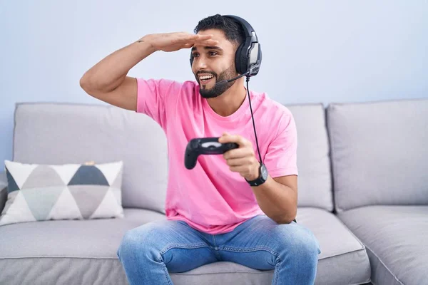 Jovem Hispânico Jogando Videogame Segurando Controlador Sentado Sofá Muito Feliz — Fotografia de Stock