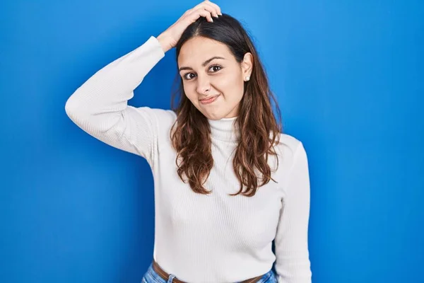 Giovane Donna Ispanica Piedi Sopra Sfondo Blu Confondere Chiedendo Domanda — Foto Stock