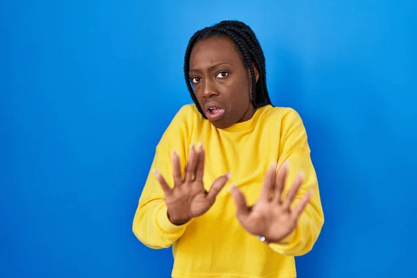 Mooie Zwarte Vrouw Staan Blauwe Achtergrond Walgelijke Uitdrukking Ontevreden Angstig — Stockfoto