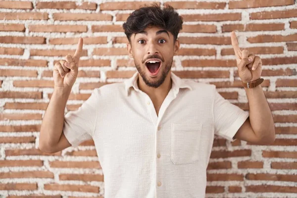 Arab Man Beard Standing Bricks Wall Background Smiling Amazed Surprised — Foto Stock