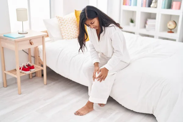 Young Beautiful Hispanic Woman Suffering Knee Injury Sitting Bed Bedroom — Fotografia de Stock