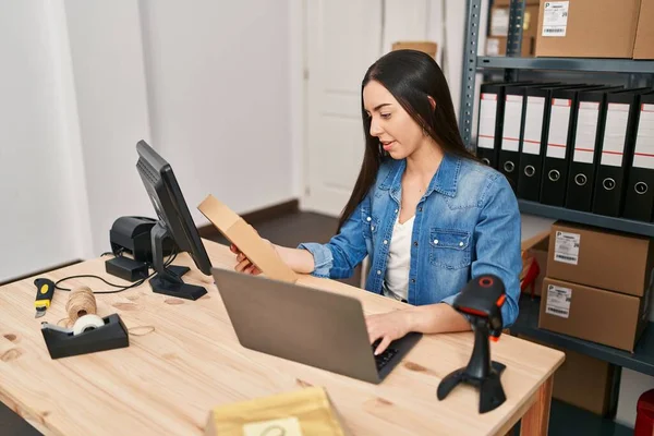 年轻美丽的他的惊慌失措的女人在办公室用手提电脑包电子商务 — 图库照片