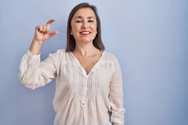 Mulher Hispânica Meia Idade Sobre Fundo Azul Sorrindo Gestos Confiantes — Fotografia de Stock