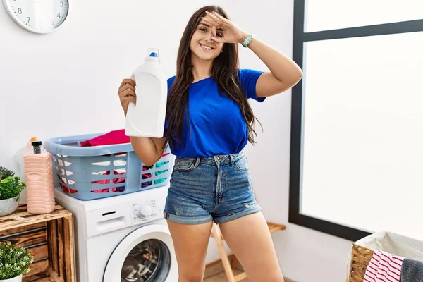 Junge Brünette Frau Wäscht Mit Waschmittelflasche Lächelnd Glücklich Tut Zeichen — Stockfoto