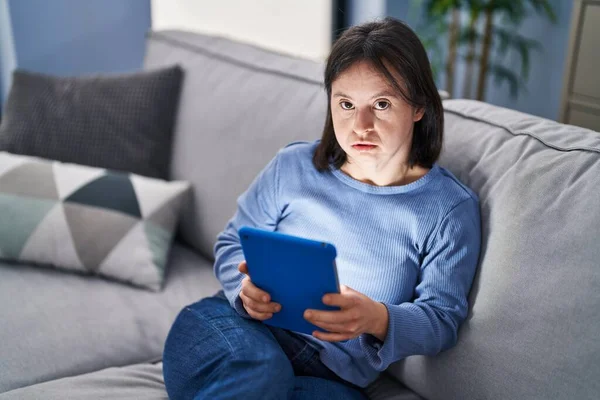 Mladá Žena Downovým Syndromem Pomocí Touchpad Sedí Pohovce Doma — Stock fotografie