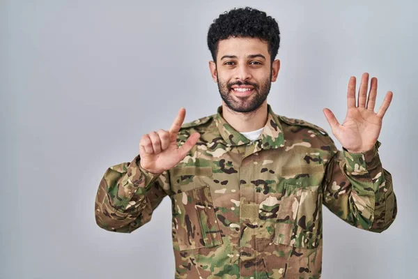 Arabský Muž Maskovací Armádní Uniformě Ukazuje Ukazuje Prsty Číslo Sedm — Stock fotografie