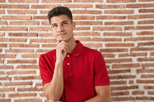 Joven Hombre Hispano Pie Sobre Pared Ladrillos Mirando Confiado Cámara — Foto de Stock