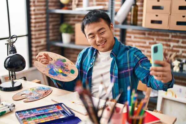 Young Chinese Man Artist Make Selfie Smartphone Art Studio — Zdjęcie stockowe