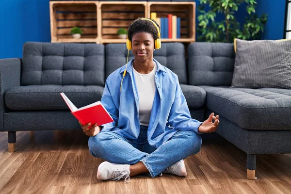 Afrika Kökenli Amerikalı Kadın Kitap Okuyor Yoga Egzersizi Yapıyor Evinde — Stok fotoğraf