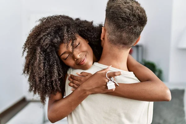 Man Vrouw Paar Glimlachen Zelfverzekerd Knuffelen Elkaar Thuis — Stockfoto