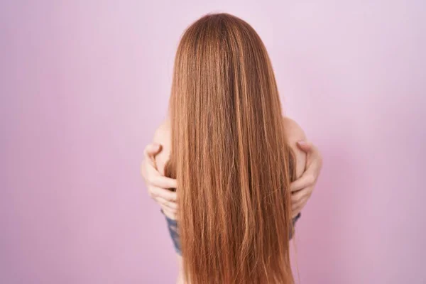 Roodharige Vrouw Draagt Lingerie Roze Achtergrond Knuffelen Zich Gelukkig Positief — Stockfoto