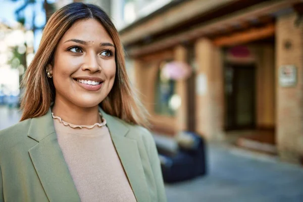 Jonge Latin Vrouw Glimlachen Zelfverzekerd Straat — Stockfoto