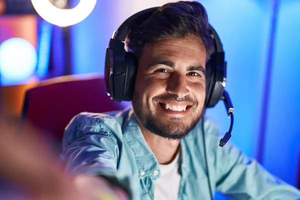 Young Hispanic Man Streamer Smiling Confident Make Selfie Camera Gaming — ストック写真