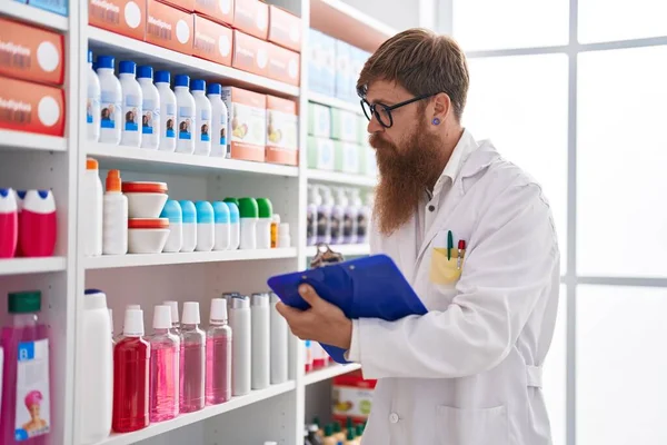 Joven Pelirroja Hombre Farmacéutico Escribiendo Documento Farmacia —  Fotos de Stock