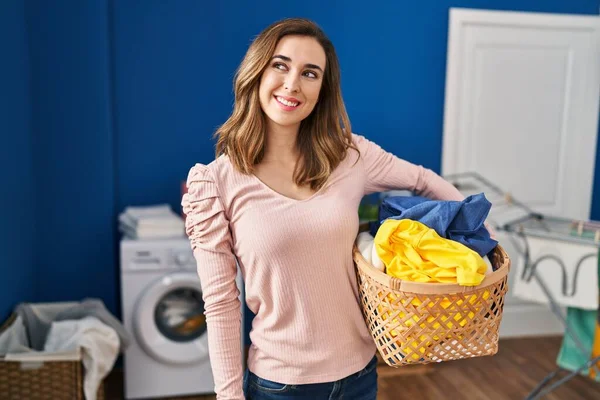 Jovem Mulher Segurando Cesta Roupa Sorrindo Olhando Para Lado Olhando — Fotografia de Stock