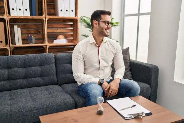 Joven Hombre Hispano Con Barba Trabajando Consultorio Mirando Hacia Otro — Foto de Stock