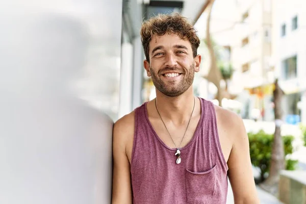 Jonge Latino Man Glimlachen Zelfverzekerd Leunend Muur Straat — Stockfoto