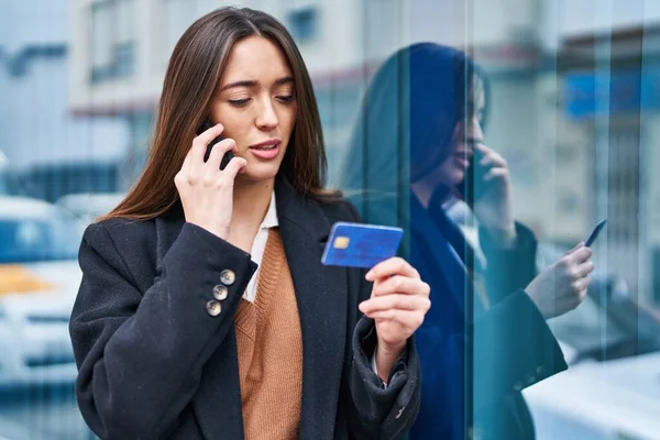 Junge Schöne Hispanische Frau Spricht Auf Smartphone Mit Kreditkarte Auf — Stockfoto