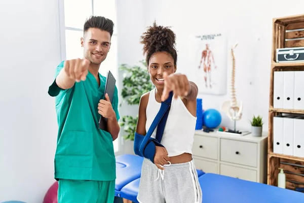 Rehabilitasyon Kliniğinde Kol Askısı Takmış Bir Hastayla Çalışan Fizyoterapist Seni — Stok fotoğraf