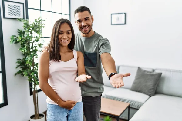 Joven Pareja Interracial Esperando Bebé Tocando Vientre Embarazada Sonriente Alegre — Foto de Stock