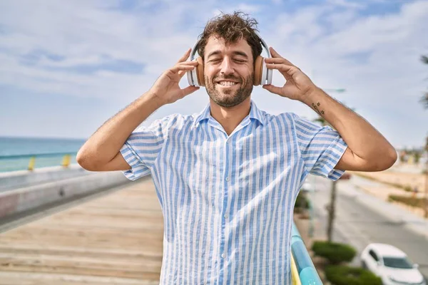 Νεαρός Ισπανός Χαμογελάει Χαρούμενος Ακούγοντας Μουσική Στο Αίθριο — Φωτογραφία Αρχείου