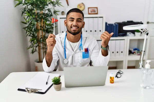 Jovem Médico Indiano Segurando Martelo Reflexo Sorrindo Feliz Apontando Com — Fotografia de Stock