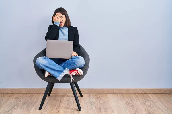 Mladá Hispánka Sedící Židli Počítačovým Laptopem Unaveně Zírající Rukama Zakrytýma — Stock fotografie