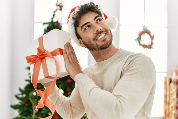 Ung Latinamerikansk Man Ler Glad Hålla Gåva Hemma — Stockfoto