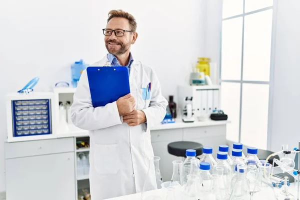Hombre Hispano Mediana Edad Sonriendo Confiado Vistiendo Uniforme Científico Laboratorio — Foto de Stock