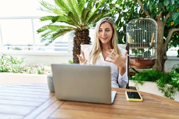 Jovem Loira Tendo Videochamada Usando Laptop Trabalhando Terraço — Fotografia de Stock