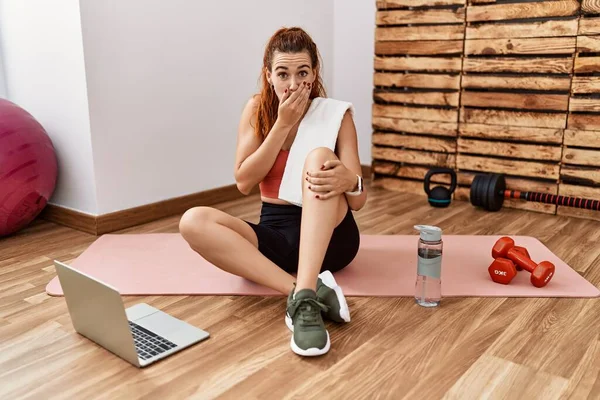 Young Redhead Woman Watching Training Tutorial Gym Shocked Covering Mouth — Stock Photo, Image