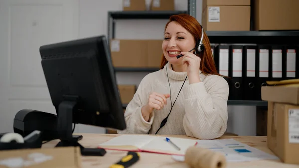 年轻红头发女子电子商务呼叫中心代理在办公室有视频呼叫 — 图库照片