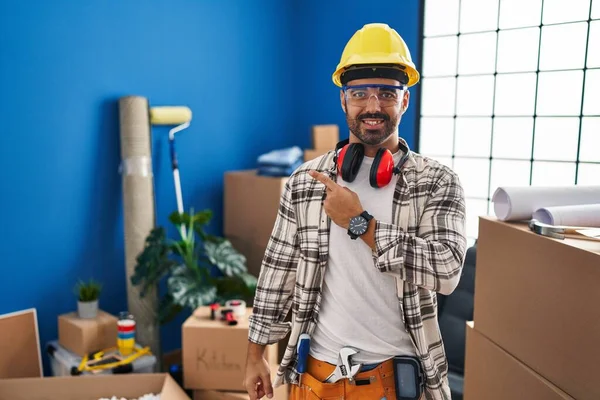 Joven Hombre Hispano Con Barba Trabajando Casa Renovación Alegre Con —  Fotos de Stock