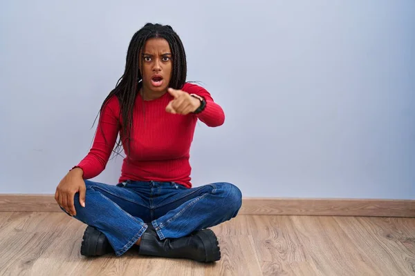 Joven Afroamericano Con Trenzas Sentado Suelo Casa Señalando Disgustado Frustrado —  Fotos de Stock