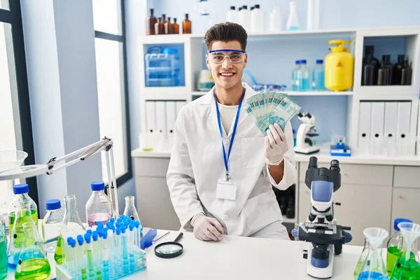 Jovem Hispânico Trabalhando Laboratório Cientistas Segurando Reais Brasileiros Parecendo Positivo — Fotografia de Stock