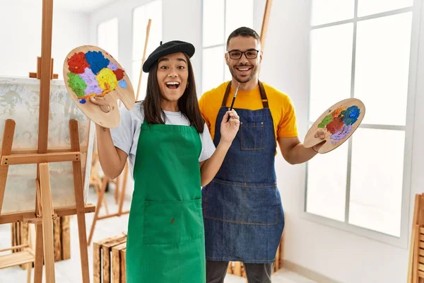 Young Hispanic Couple Smiling Happy Holding Paintbrush Palette Art Studio — 스톡 사진