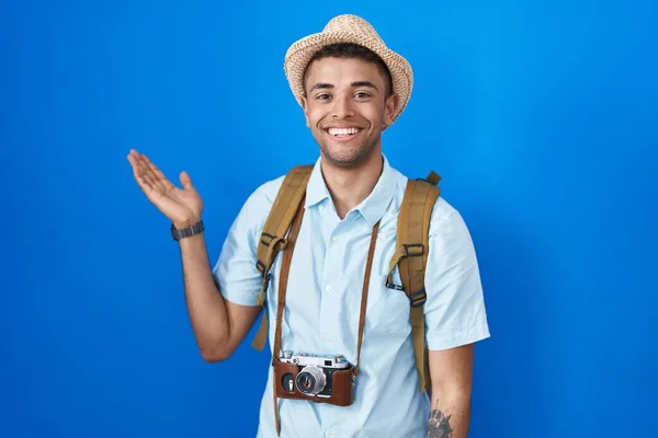 Braziliaanse Jongeman Met Vintage Camera Lachend Vrolijke Presentatie Wijzend Met — Stockfoto