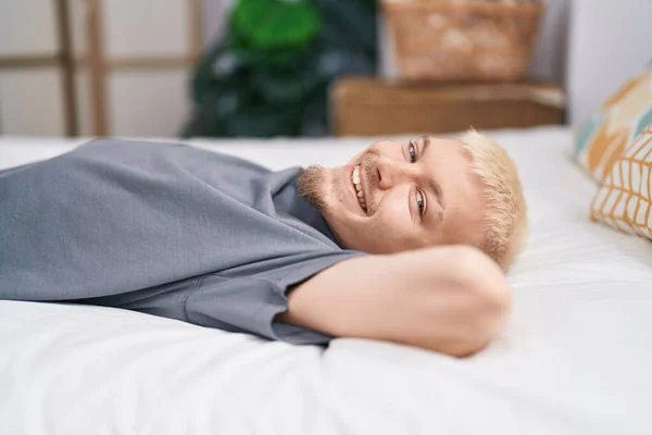 Jeune Homme Caucasien Souriant Confiant Couché Sur Lit Dans Chambre — Photo